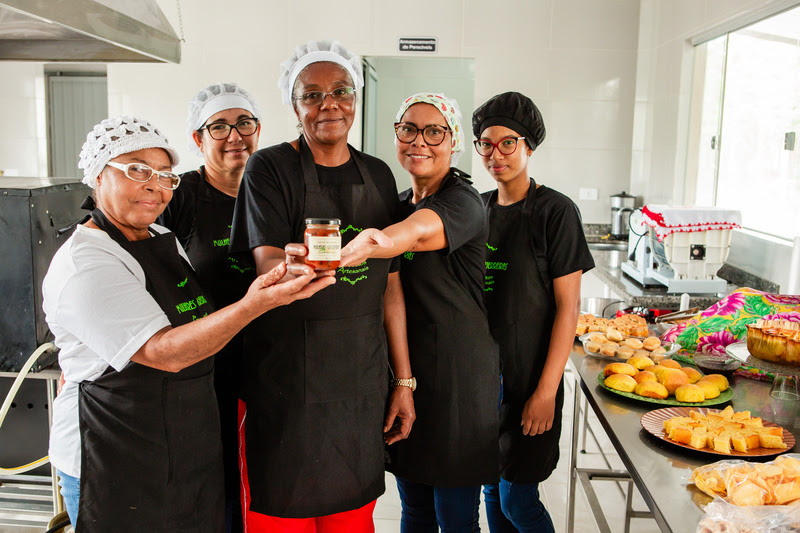 Grupo de mulheres da APRUNVE: conhecidas como Mulheres Guerreiras, produzem geleias, sequilhos, bolos, pães, salgados, doces e chips, entre outros itens. Todos feitos com o que é cultivado pela comunidade.